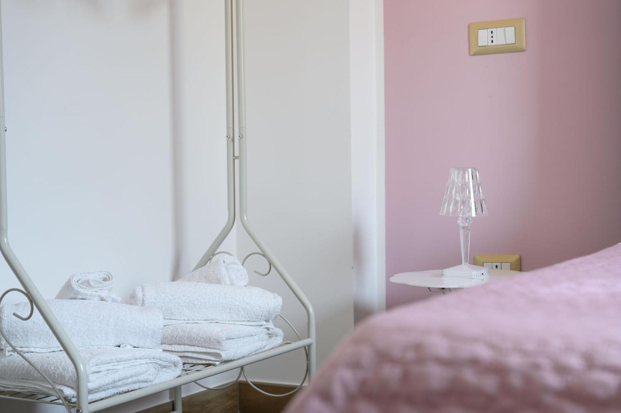 Casa Vacanze Maddalena - Palazzetto Sul Lago - Diamante Rosa Marta Exteriör bild